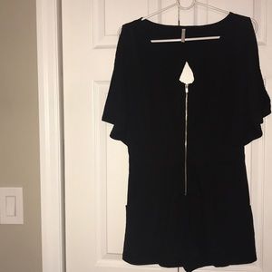 Zipper detailed / open back romper